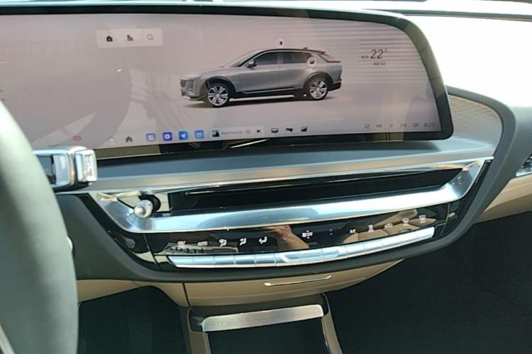 Used Cadillac LYRIQ 2022 Rear-Drive Long-Range Prestige Edition Audio And AC Panel