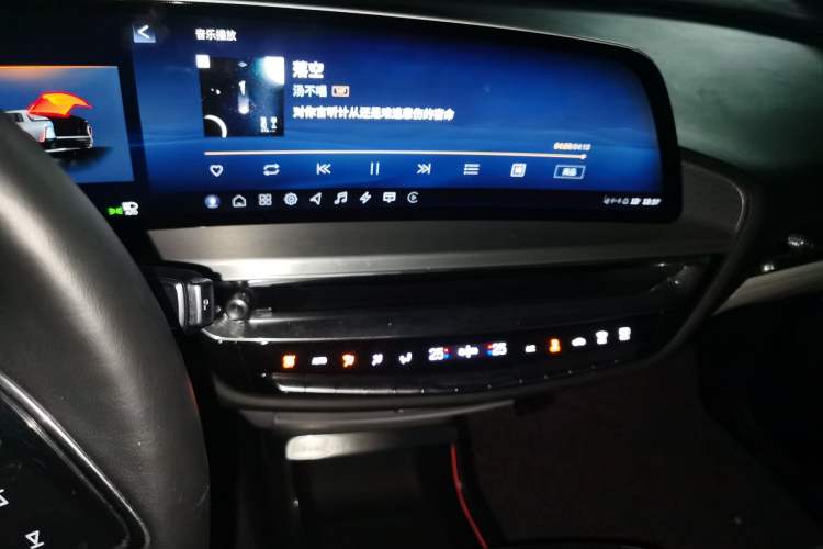 Used Cadillac LYRIQ 2022 Rear-Drive Long-Range Luxury Edition Audio And AC Panel