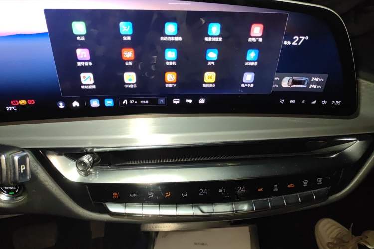 Used Cadillac LYRIQ 2022 Rear-Drive Long-Range Luxury Edition Audio And AC Panel
