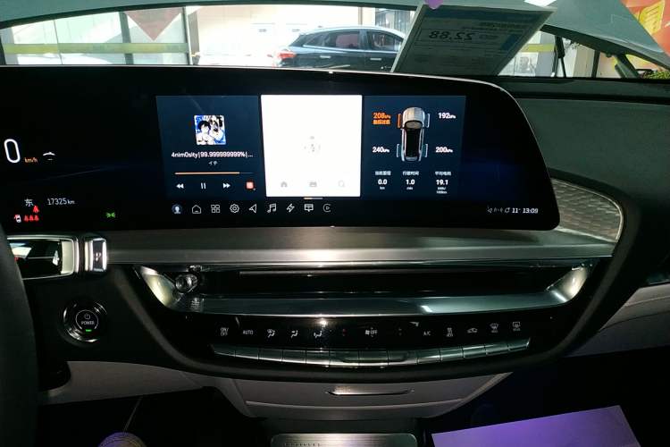 Used Cadillac LYRIQ 2022 Rear-Drive Long-Range Luxury Edition Audio And AC Panel
