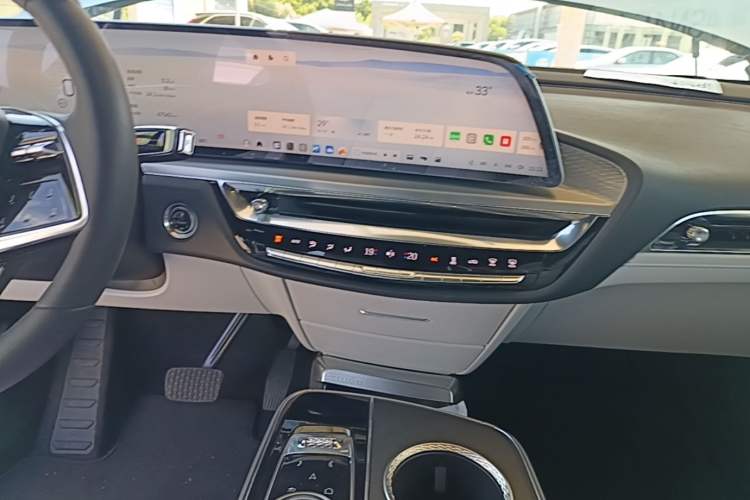 Used Cadillac LYRIQ 2022 Rear-Drive Long-Range Luxury Edition Audio And AC Panel