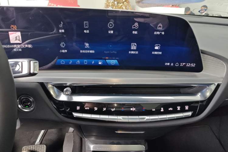 Used Cadillac LYRIQ 2022 Rear-Drive Long-Range Luxury Edition Audio And AC Panel