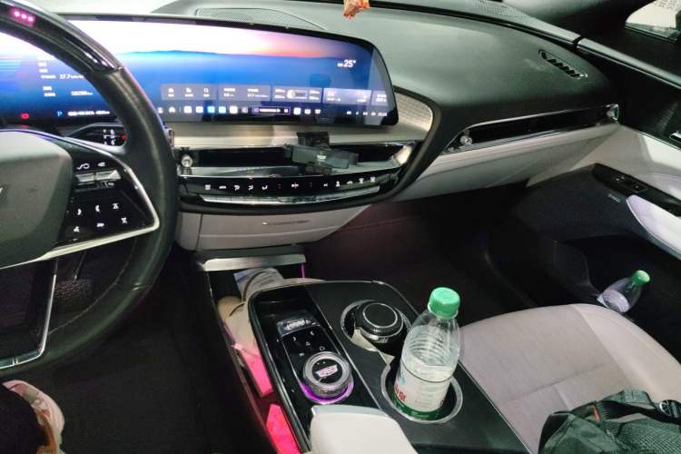 Used Cadillac LYRIQ 2022 Rear-Drive Long-Range Luxury Edition Audio And AC Panel