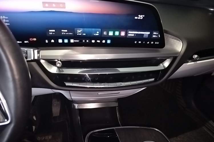 Used Cadillac LYRIQ 2022 Rear-Drive Long-Range Luxury Edition Audio And AC Panel