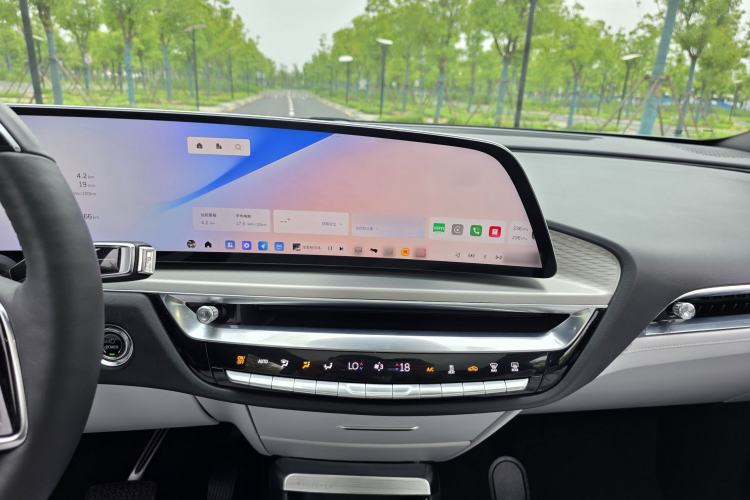 Used Cadillac LYRIQ 2022 Rear-Drive Long-Range Luxury Edition Audio And AC Panel