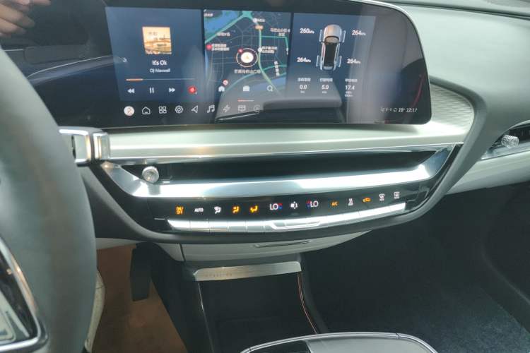 Used Cadillac LYRIQ 2022 Rear-Drive Long-Range Luxury Edition Audio And AC Panel