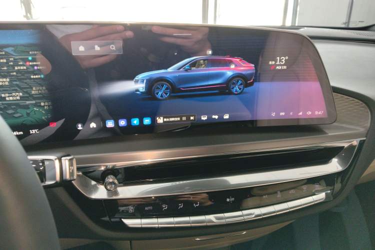 Used Cadillac LYRIQ 2022 Four-Wheel-Drive High-Performance Deluxe Edition Audio And AC Panel