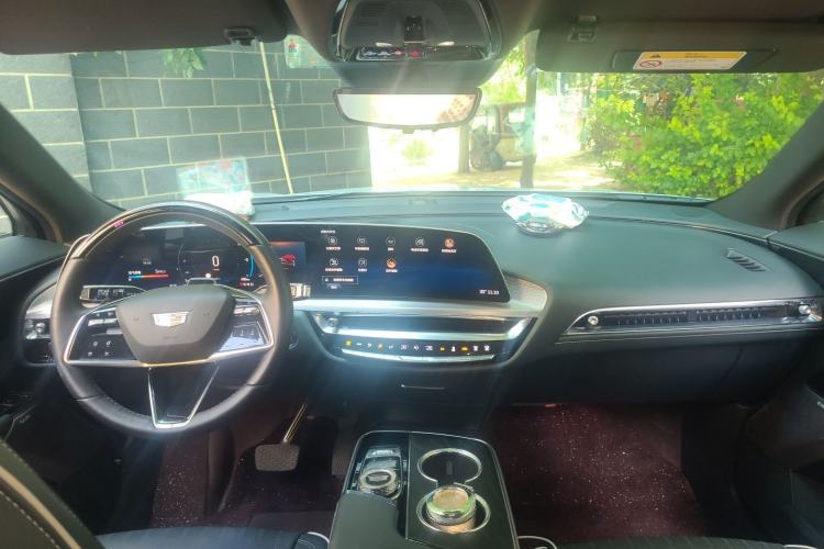 Used Cadillac LYRIQ 2022 Four-Wheel-Drive High-Performance Deluxe Edition Center Console