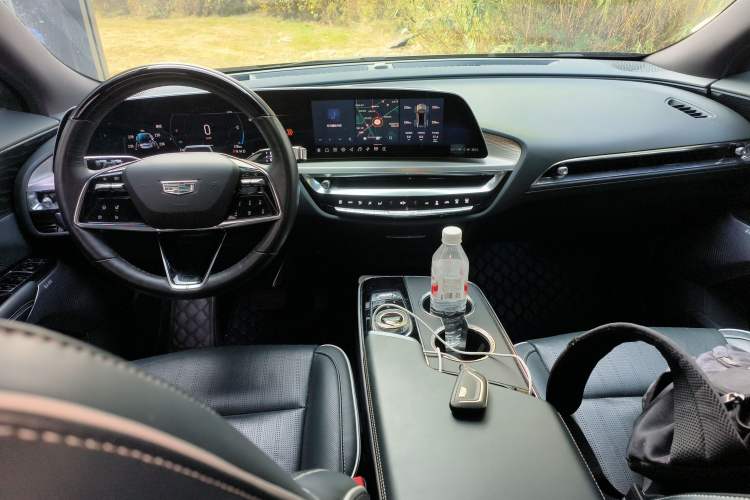 Used Cadillac LYRIQ 2022 Rear-Drive Long-Range Prestige Edition Center Console