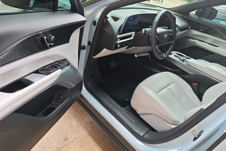 Used Cadillac LYRIQ 2022 Rear-Drive Long-Range Luxury Edition Driver Seat
