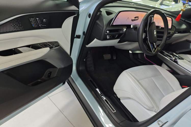 Used Cadillac LYRIQ 2022 Rear-Drive Long-Range Luxury Edition Driver Seat