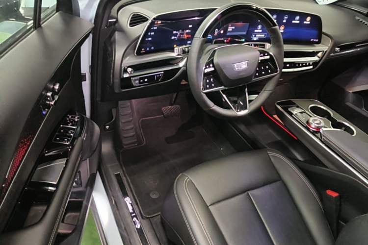 Used Cadillac LYRIQ 2022 Rear-Drive Long-Range Luxury Edition Driver Seat