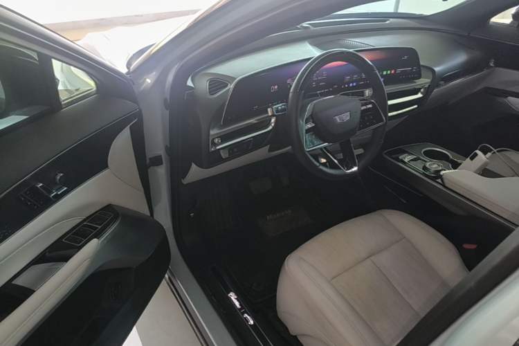 Used Cadillac LYRIQ 2022 Rear-Drive Long-Range Luxury Edition Driver Seat