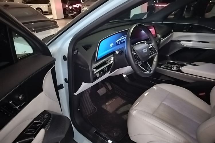 Used Cadillac LYRIQ 2022 Rear-Drive Long-Range Luxury Edition Driver Seat
