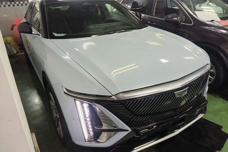 Used Cadillac LYRIQ 2022 Rear-Drive Long-Range Luxury Edition Front Right 45 Deg