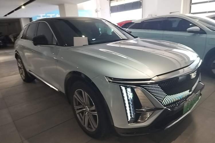 Used Cadillac LYRIQ 2022 Rear-Drive Long-Range Luxury Edition Front Right 45 Deg