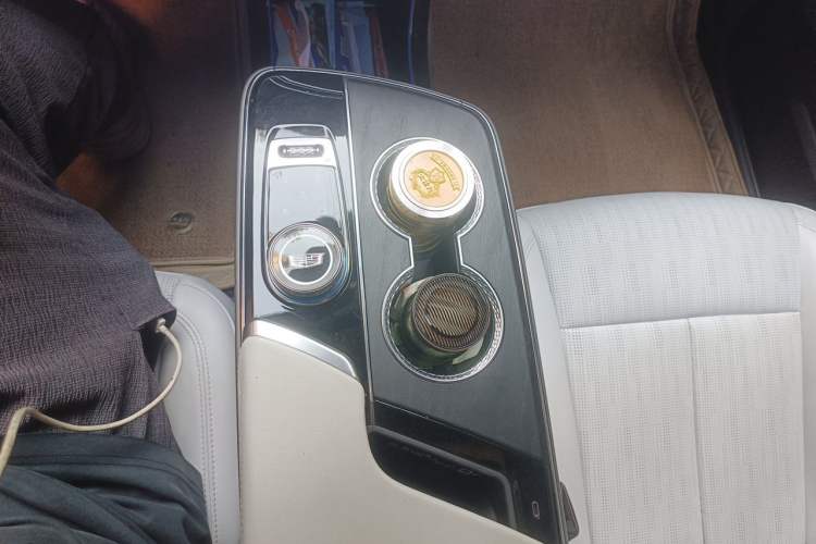 Used Cadillac LYRIQ 2022 Rear-Drive Long-Range Luxury Edition Gear Lever