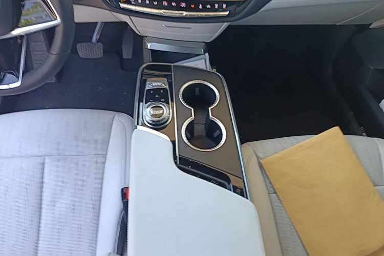 Used Cadillac LYRIQ 2022 Rear-Drive Long-Range Luxury Edition Gear Lever