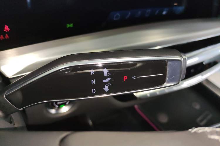 Used Cadillac LYRIQ 2022 Rear-Drive Long-Range Luxury Edition Gear Lever