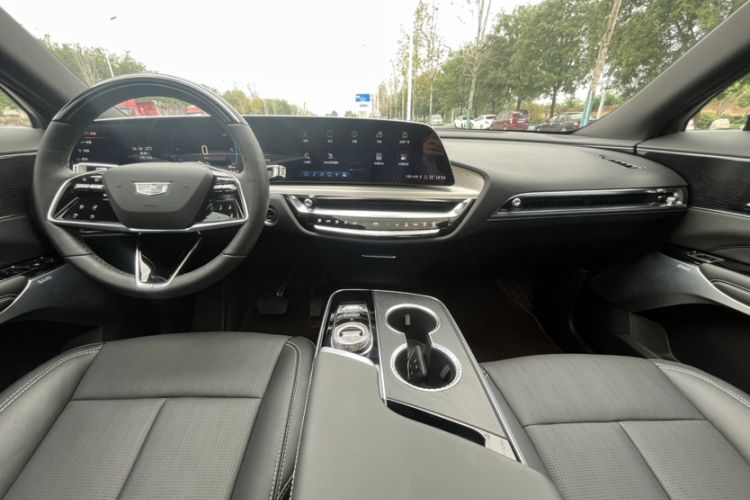 Used Cadillac LYRIQ 2022 Rear-Drive Long-Range Luxury Edition Interior 1