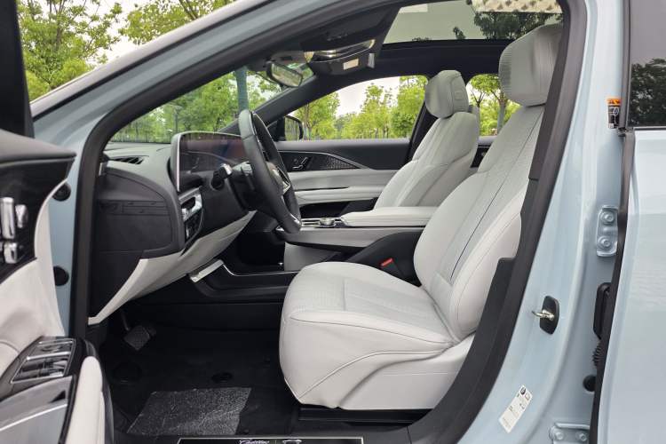 Used Cadillac LYRIQ 2022 Rear-Drive Long-Range Luxury Edition Interior 1