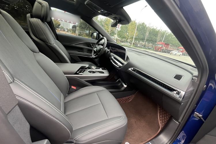 Used Cadillac LYRIQ 2022 Rear-Drive Long-Range Luxury Edition Interior 10