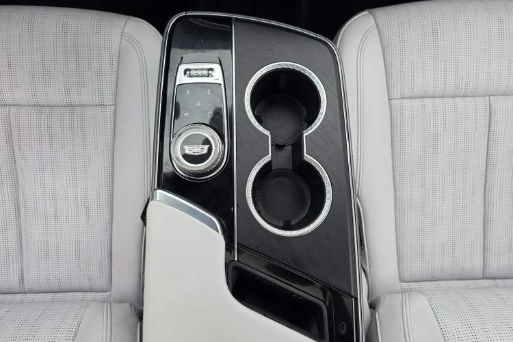Used Cadillac LYRIQ 2022 Rear-Drive Long-Range Luxury Edition Interior 10
