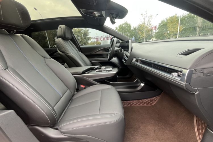 Used Cadillac LYRIQ 2022 Rear-Drive Long-Range Luxury Edition Interior 11