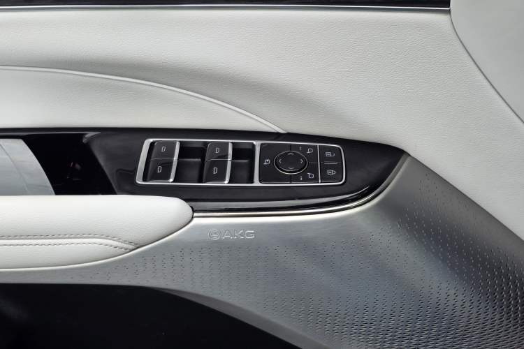 Used Cadillac LYRIQ 2022 Rear-Drive Long-Range Luxury Edition Interior 11