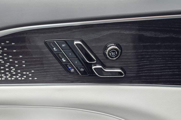 Used Cadillac LYRIQ 2022 Rear-Drive Long-Range Luxury Edition Interior 12