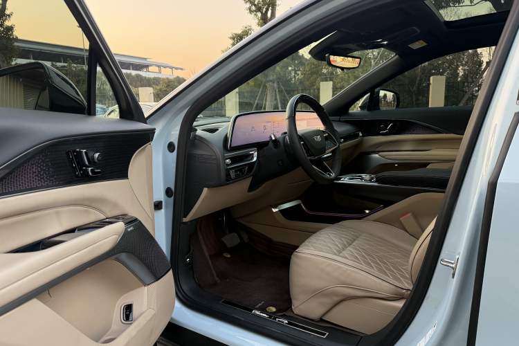 Used Cadillac LYRIQ 2022 Rear-Drive Long-Range Prestige Edition Interior 2