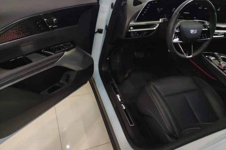 Used Cadillac LYRIQ 2022 Rear-Drive Long-Range Luxury Edition Interior 3