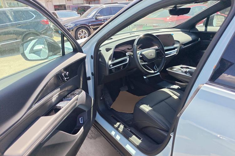 Used Cadillac LYRIQ 2022 Rear-Drive Long-Range Luxury Edition Interior 3