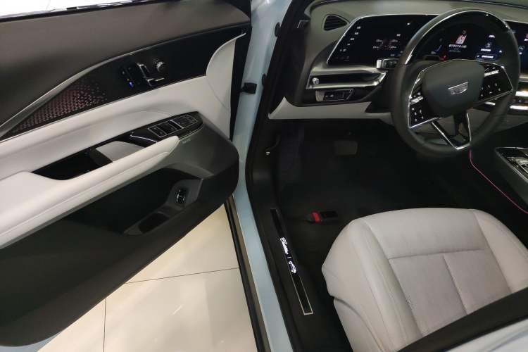 Used Cadillac LYRIQ 2022 Rear-Drive Long-Range Luxury Edition Interior 3