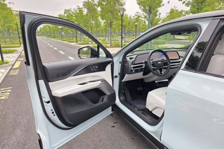 Used Cadillac LYRIQ 2022 Rear-Drive Long-Range Luxury Edition Interior 3