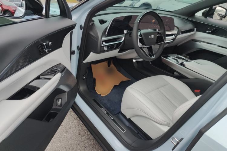 Used Cadillac LYRIQ 2022 Rear-Drive Long-Range Luxury Edition Interior 3