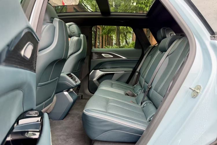 Used Cadillac LYRIQ 2022 Rear-Drive Long-Range Prestige Edition Interior 4