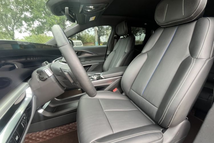 Used Cadillac LYRIQ 2022 Rear-Drive Long-Range Luxury Edition Interior 4