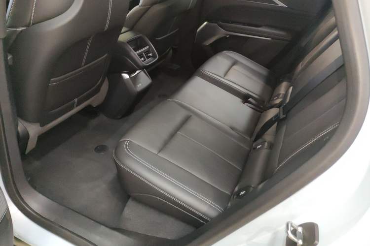 Used Cadillac LYRIQ 2022 Rear-Drive Long-Range Luxury Edition Interior 4