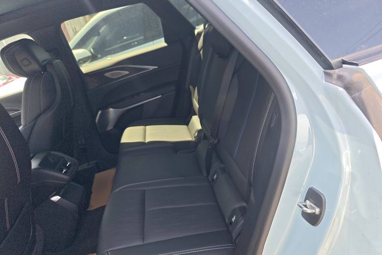 Used Cadillac LYRIQ 2022 Rear-Drive Long-Range Luxury Edition Interior 4