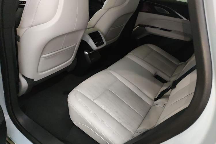 Used Cadillac LYRIQ 2022 Rear-Drive Long-Range Luxury Edition Interior 4