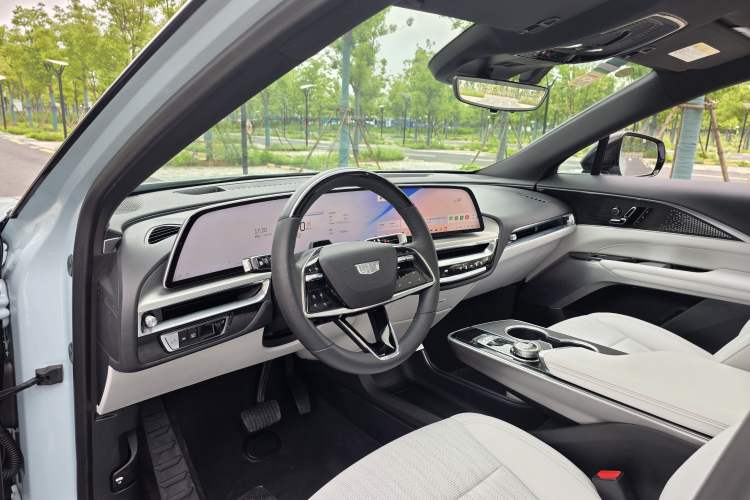 Used Cadillac LYRIQ 2022 Rear-Drive Long-Range Luxury Edition Interior 4