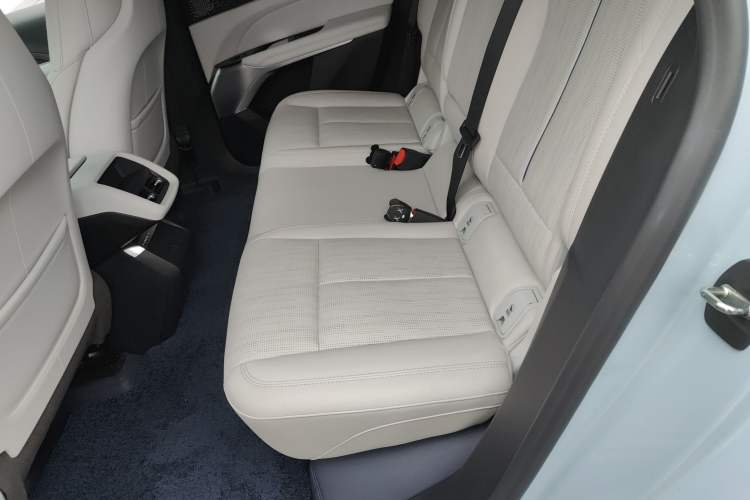 Used Cadillac LYRIQ 2022 Rear-Drive Long-Range Luxury Edition Interior 4