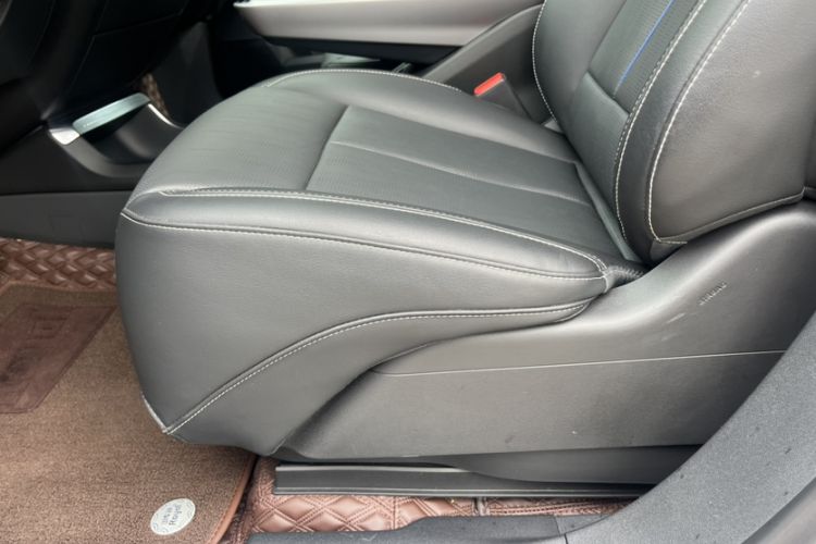 Used Cadillac LYRIQ 2022 Rear-Drive Long-Range Luxury Edition Interior 5