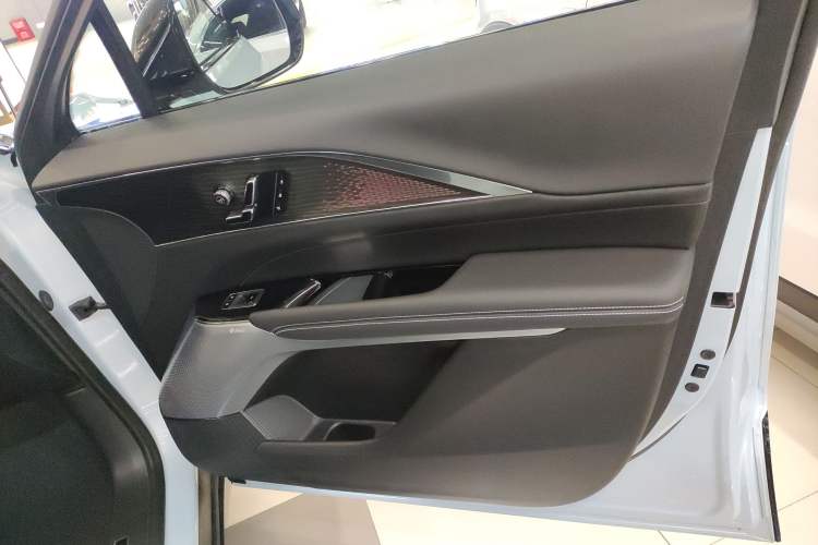 Used Cadillac LYRIQ 2022 Rear-Drive Long-Range Luxury Edition Interior 5