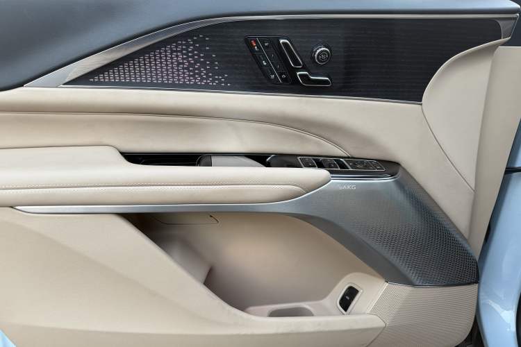 Used Cadillac LYRIQ 2022 Rear-Drive Long-Range Prestige Edition Interior 5