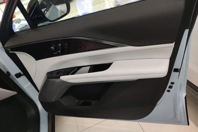 Used Cadillac LYRIQ 2022 Rear-Drive Long-Range Luxury Edition Interior 5