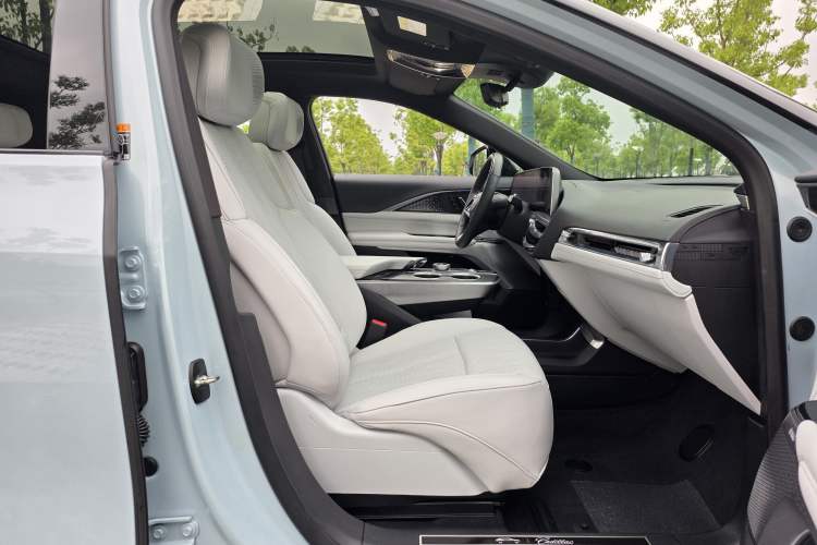Used Cadillac LYRIQ 2022 Rear-Drive Long-Range Luxury Edition Interior 5