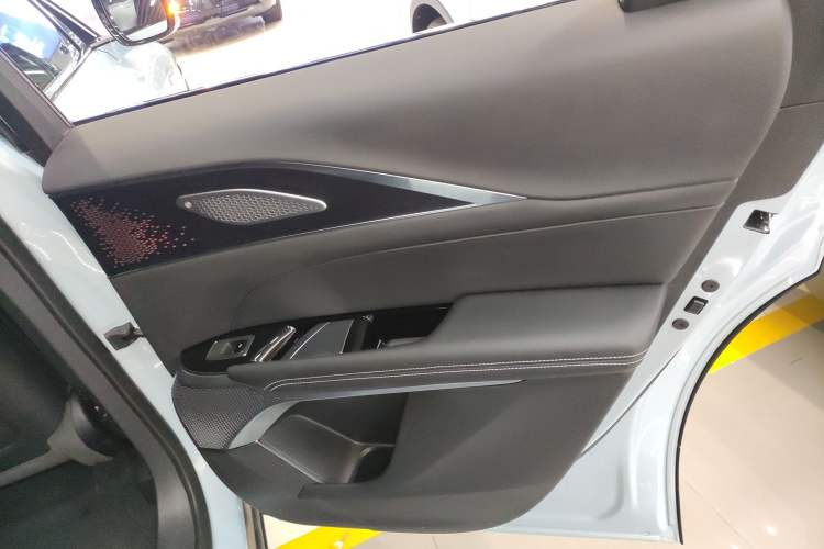Used Cadillac LYRIQ 2022 Rear-Drive Long-Range Luxury Edition Interior 6