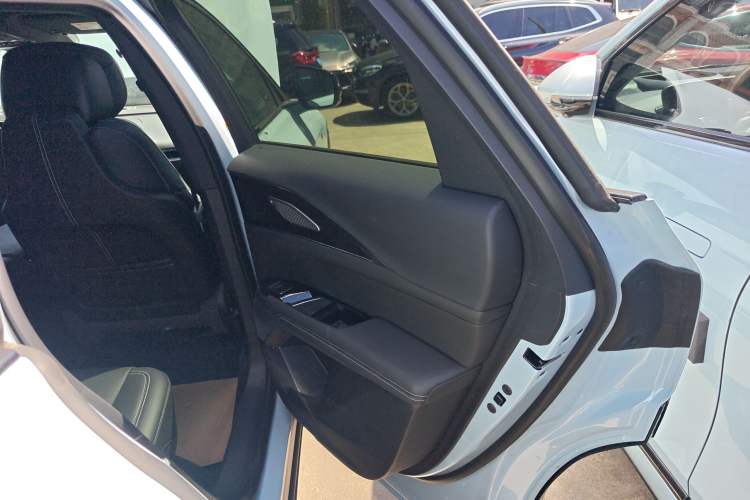 Used Cadillac LYRIQ 2022 Rear-Drive Long-Range Luxury Edition Interior 6